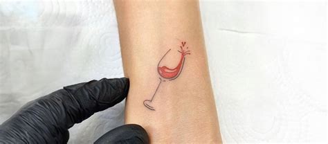 Tatuaje de copa de vino: Su significado e Ideas creativas